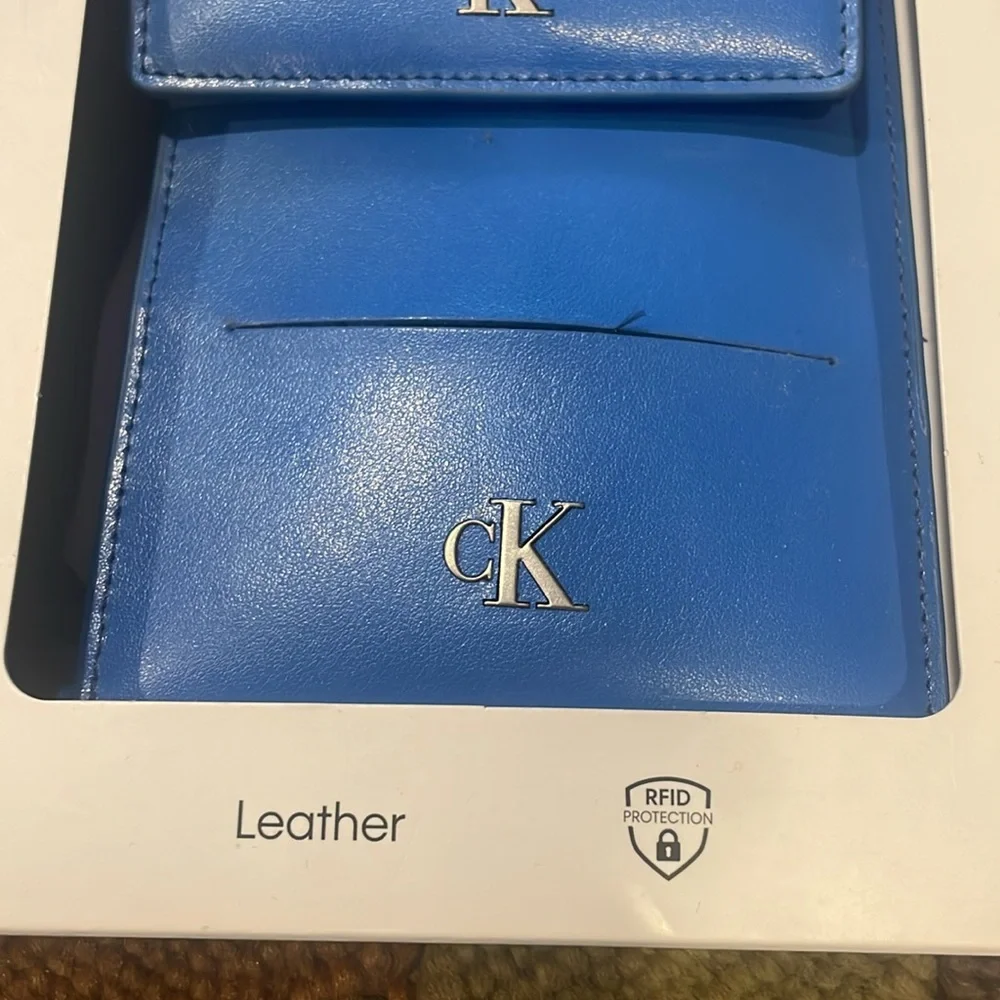 New In Box Men’s Calvin Klein Blue Leather Two-In-One Lanyard Travel Wallet Set